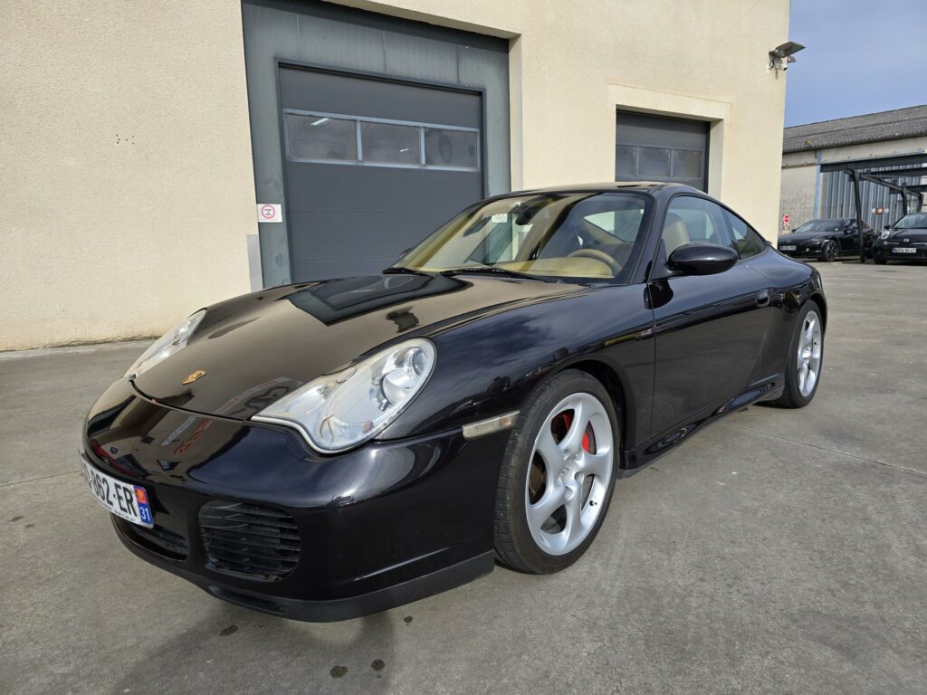 Porsche 996 Carrera 4S, vue de 3/4 avant, noire mettallisé